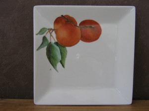 Assiette en porcelaine avec motifs abricots peinte entièrement à la main - très beau travail